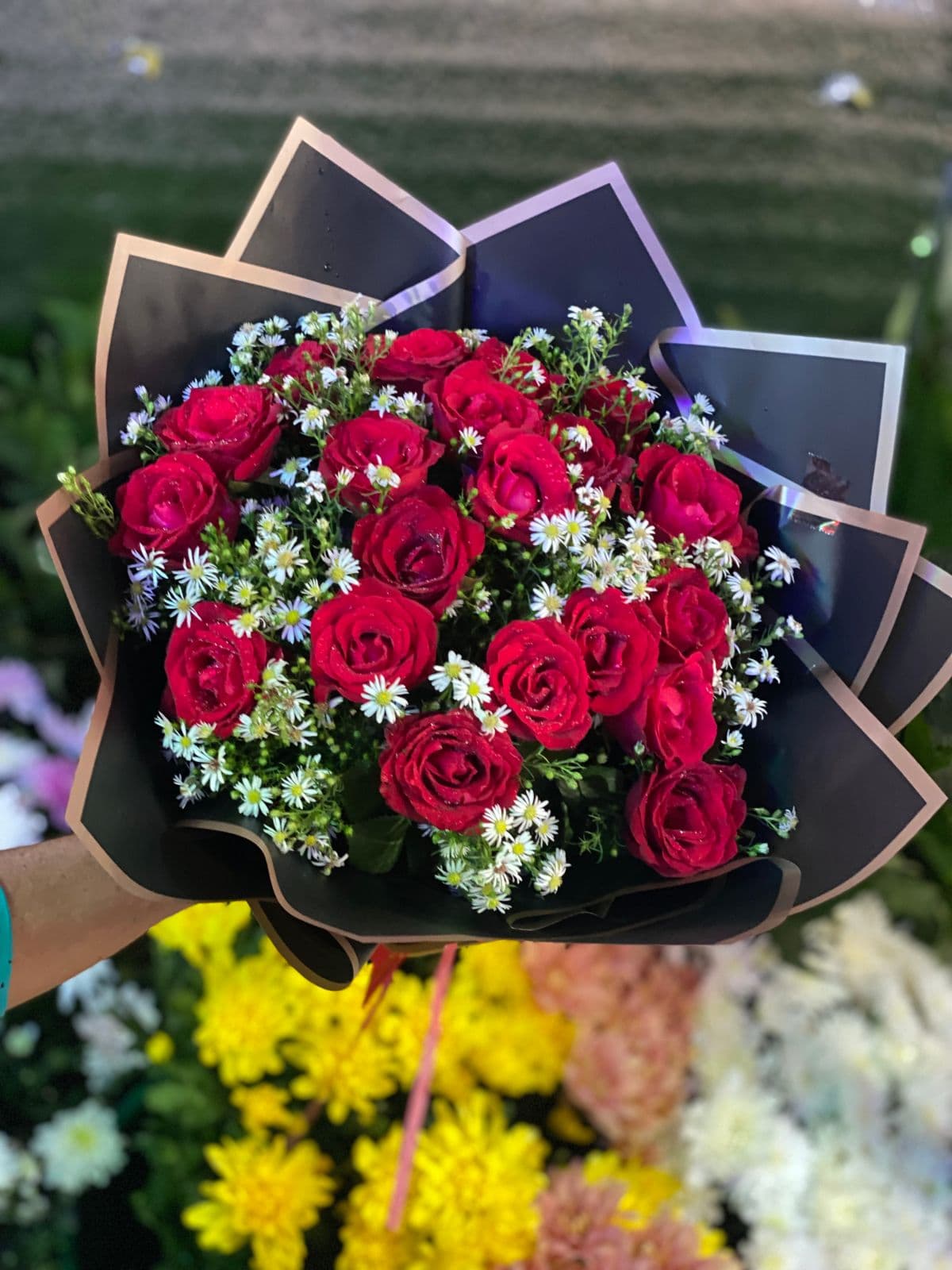 Red Roses Blossom Bouquest 25 Red Roses & Super Daisy Bouque